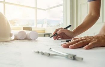 manos-ingeniero-que-trabajan-blueprint-concepto-construccion-herramientas-ingenieria-vintage-efecto-filtro-retro-tono-enfoque-suave-enfoque-selectivo_1418-602